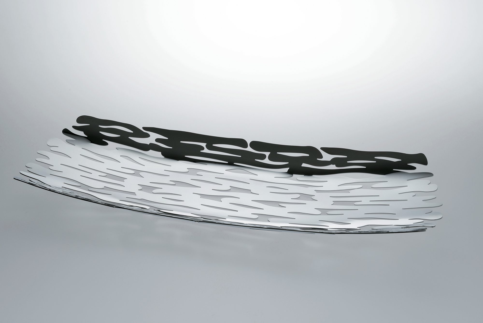 Alessi Bark Tafelaufsatz aus Edelstahl, dekorative Obstschale mit filigranem Muster.