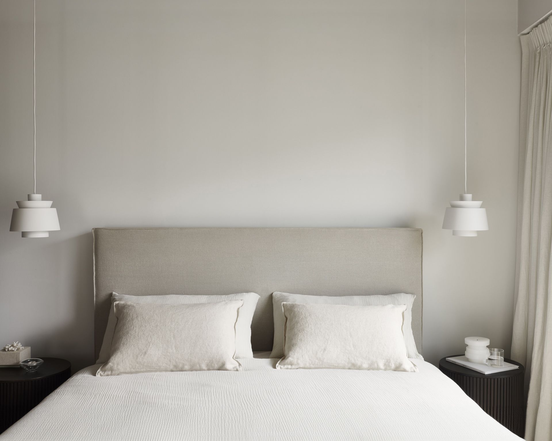 Nahaufnahme des Revive Bettes von Ethnicraft mit abnehmbarem Bezug und passenden Kissen.