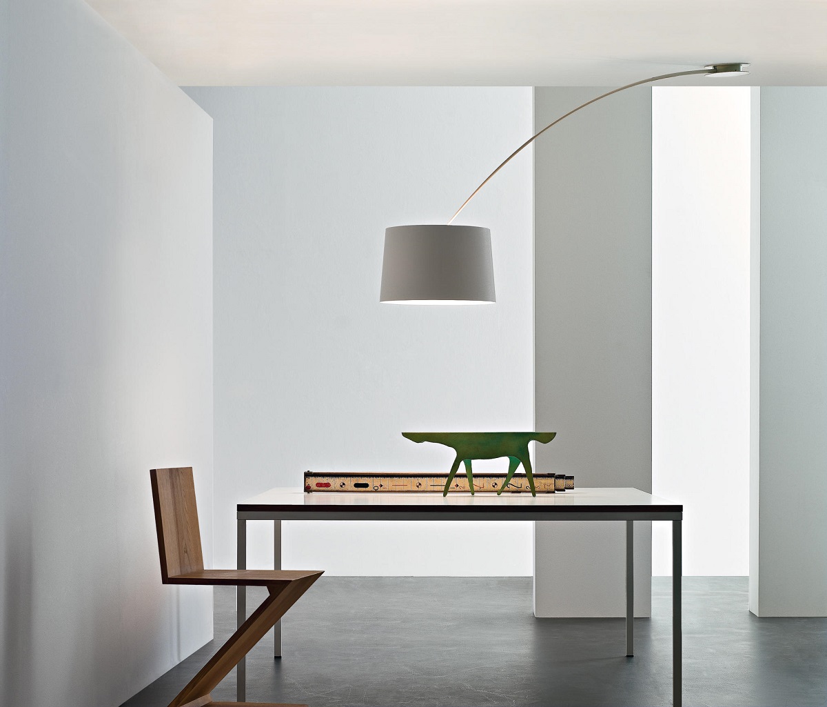 Twiggy Soffitto Deckenleuchte von Foscarini in Grau über einem Esstisch in einem minimalistischen Raum.