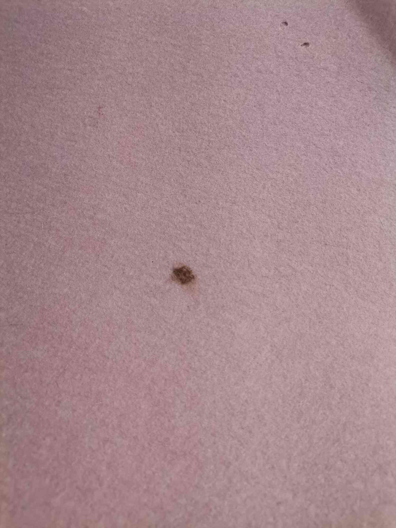 Detailaufnahme des puderfarbenen Hey Sign Teppichs (Mängelexemplar) mit kleinem Fleck, rechteckig, 140x200 cm.