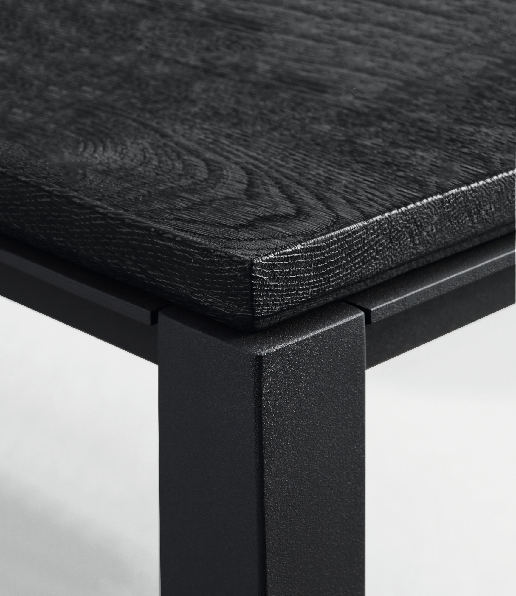 Detailaufnahme vom S 600 Tisch von Janua mit geköhlter Eiche und schwarzem Metallgestell.