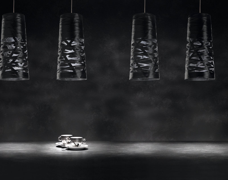 Vier schwarze Tress Mini Pendelleuchten von Foscarini mit modernem Design über zwei Kaffeetassen.
