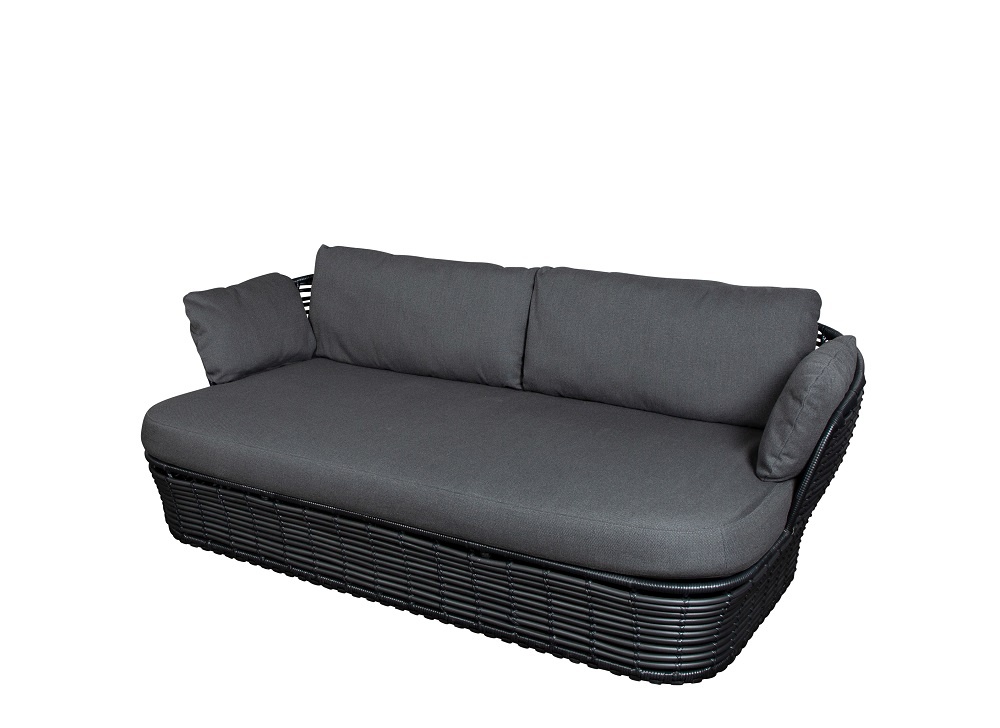 Basket Outdoor 2-Sitzer Sofa mit graphitfarbenem Cane-Line Gestell und grauen Kissen, ideal für den Garten.