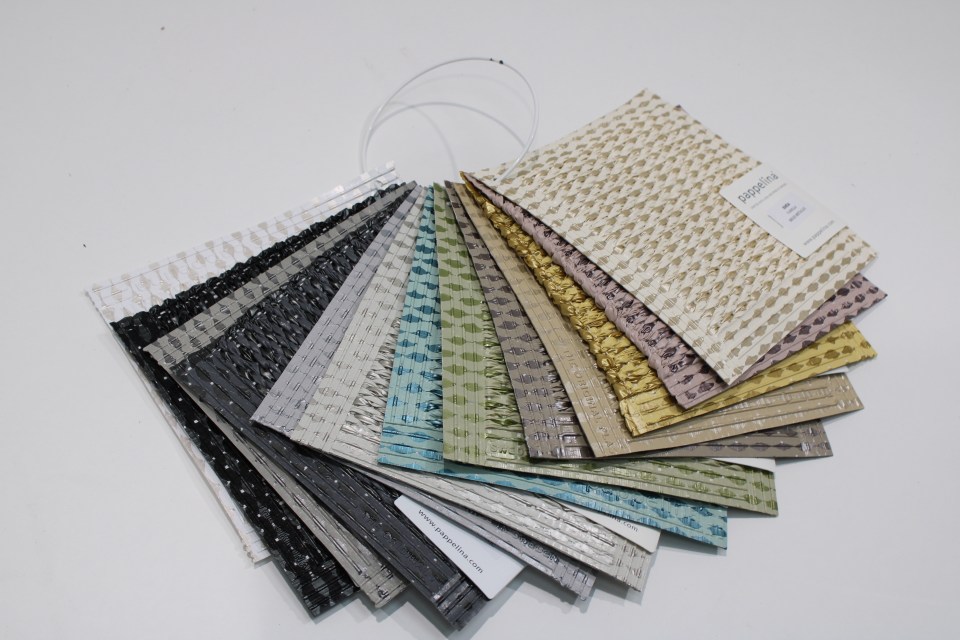 Farbmusterfächer Pappelina Teppich Svea mit verschiedenen Farben und Webmustern für die Auswahl des passenden Teppichs.