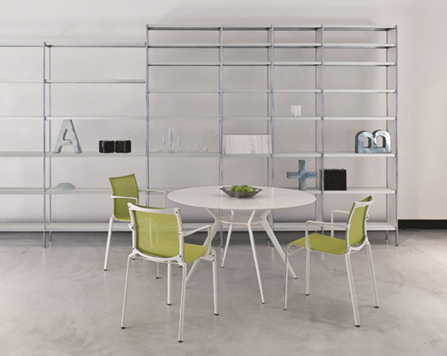 Weißer Biplane Tisch von Alias mit grünen Stühlen vor einem Regal. Outdoor-Möbel für Garten und Terrasse.