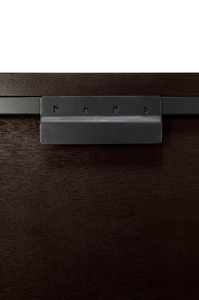 Detailaufnahme der Ethnicraft Bricks Wandkunst aus Holz mit Metallakzenten und dunkler Holzstruktur.