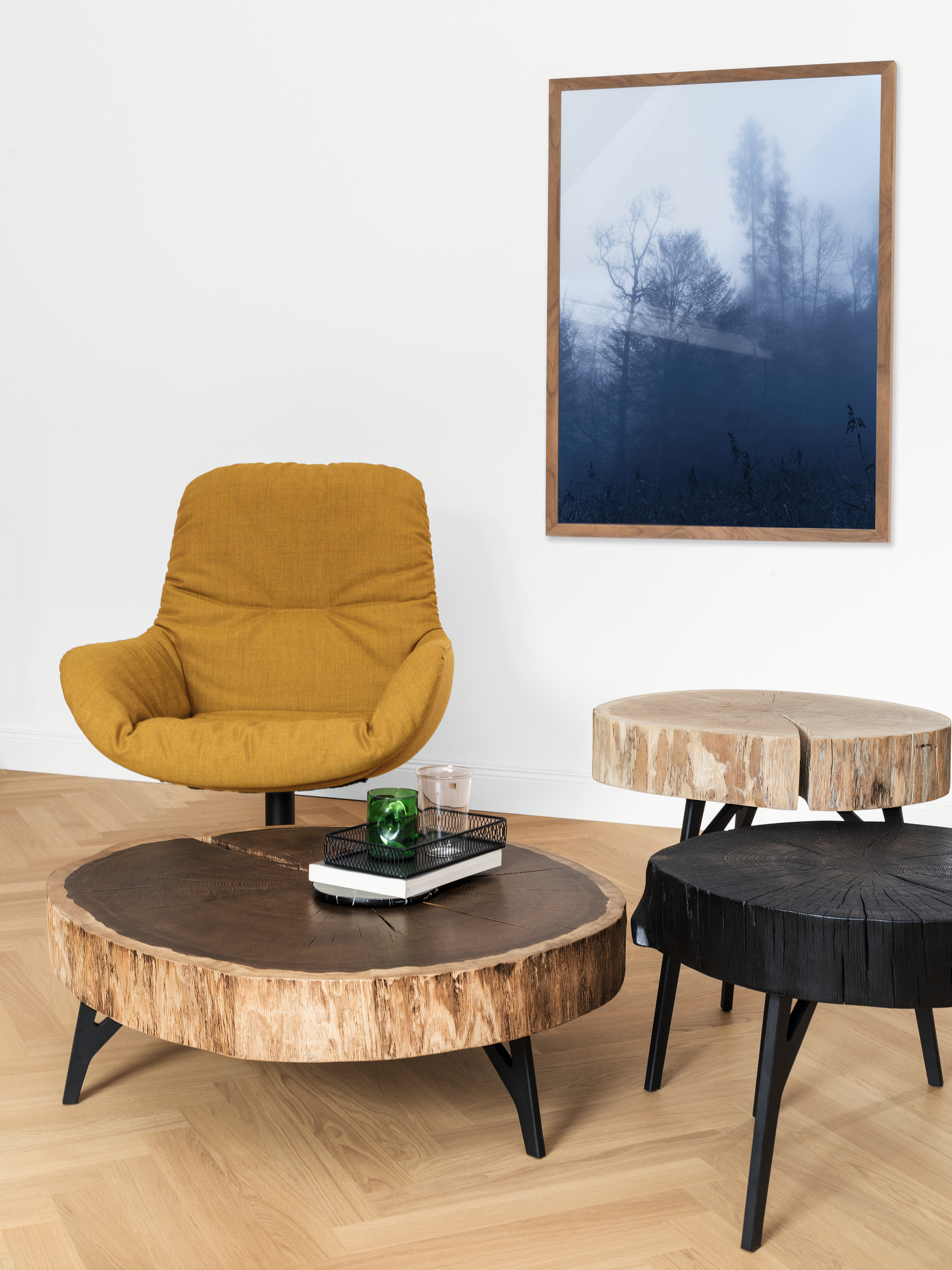 Stomp Beistelltisch H52 geköhlt von Janua aus Baumscheiben, natürlich und modern im Wohnzimmer.