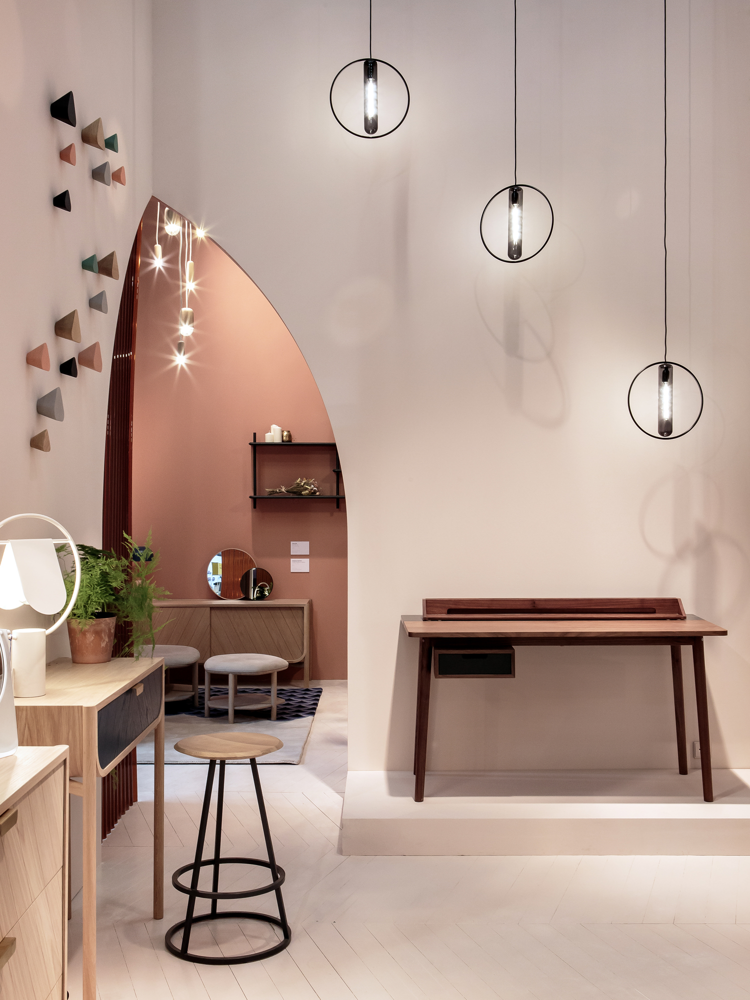 Gustave Barhocker von Hartô, 65 cm, schiefergrau, im modernen Interieur mit Schreibtisch und Leuchten.