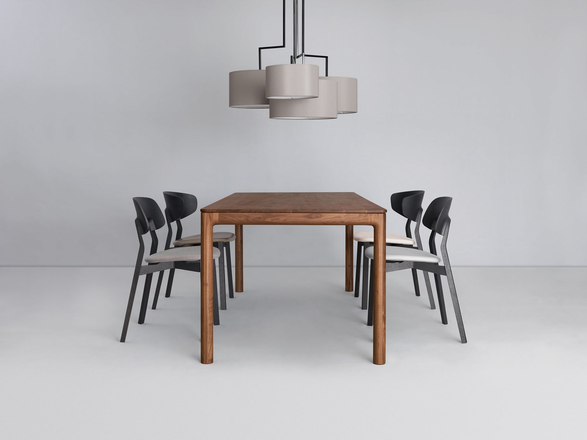 M11 Tisch: Rechteckiger Esstisch aus Massivholz mit Stühlen und moderner Hängelampe.