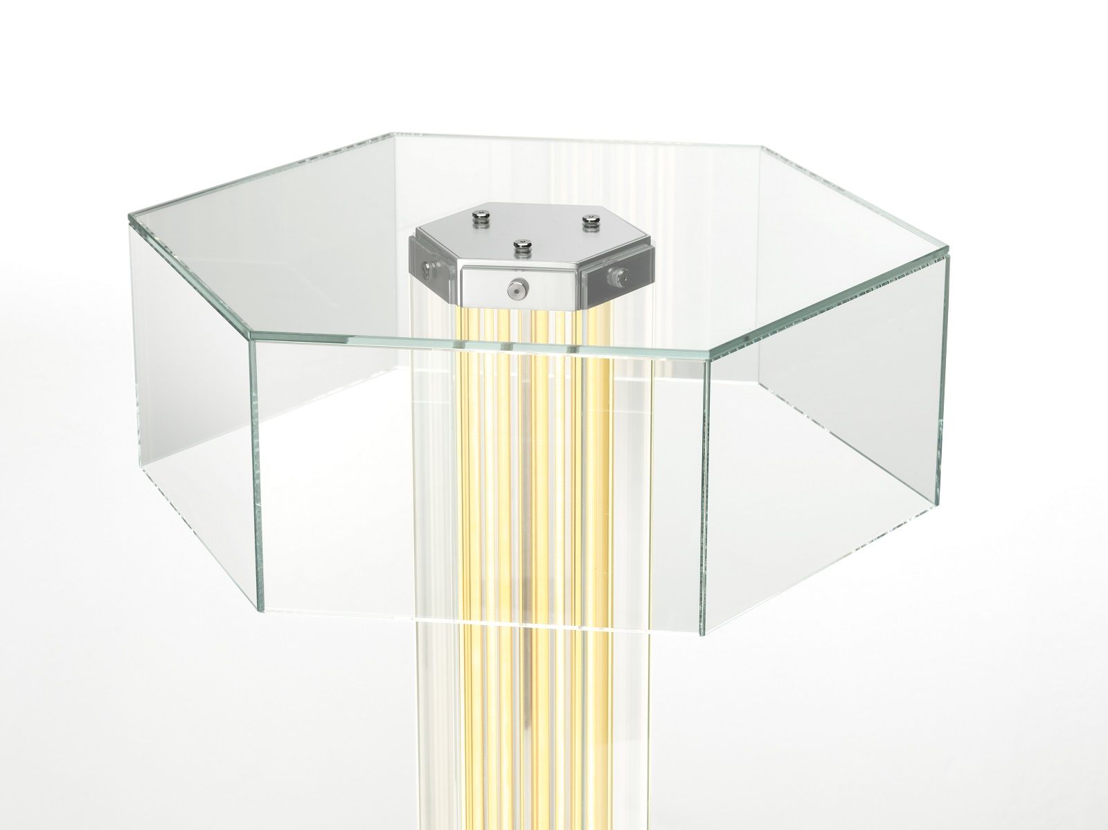 Superwire T Tischleuchte von Flos mit sechseckigem Glasschirm und goldenen Stäben. Designerleuchte.