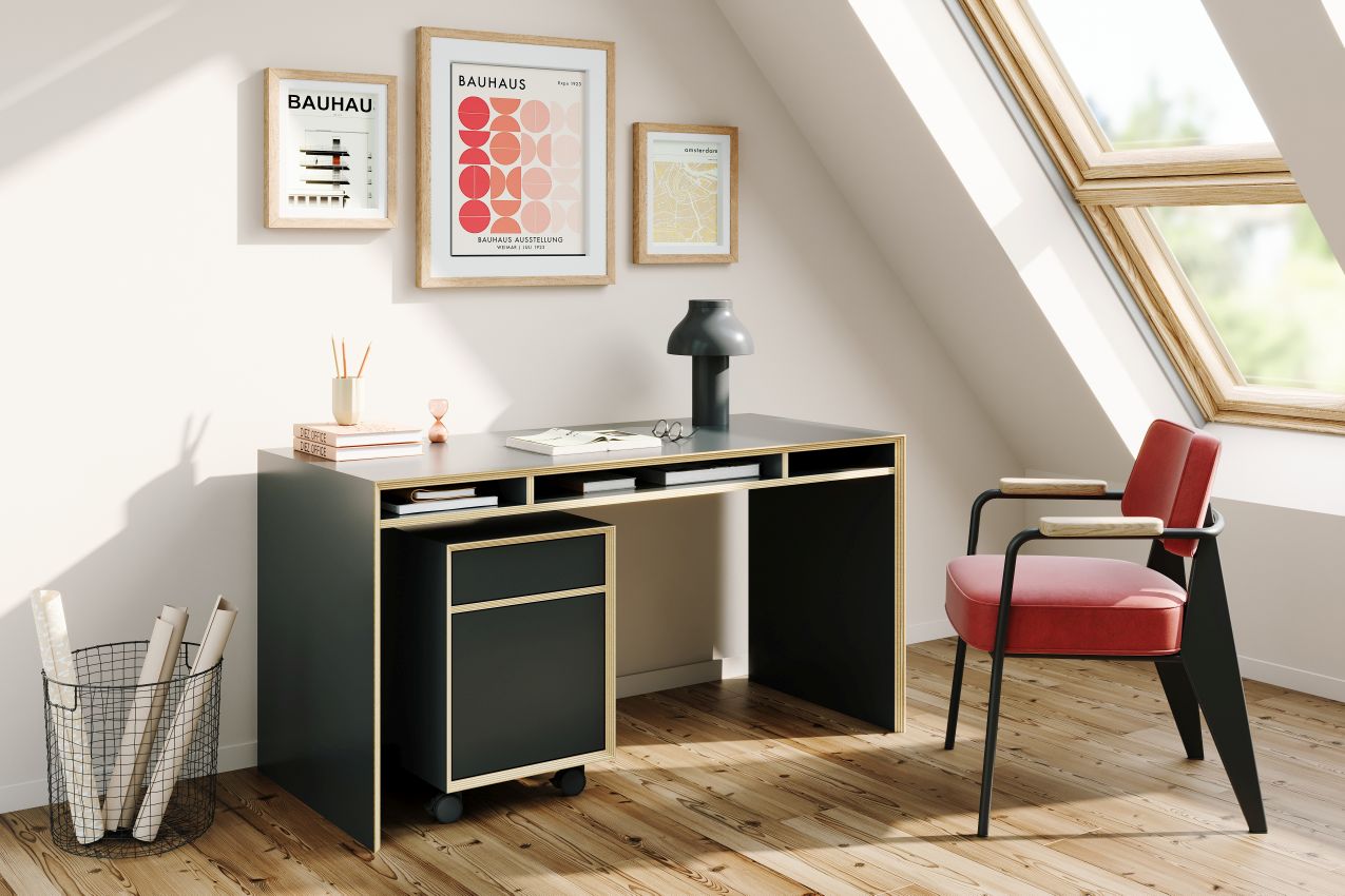 Schwarzer Müller Möbelwerkstätten Rollcontainer "Bridge" unter Schreibtisch in modernem Arbeitszimmer mit Dachfenster.