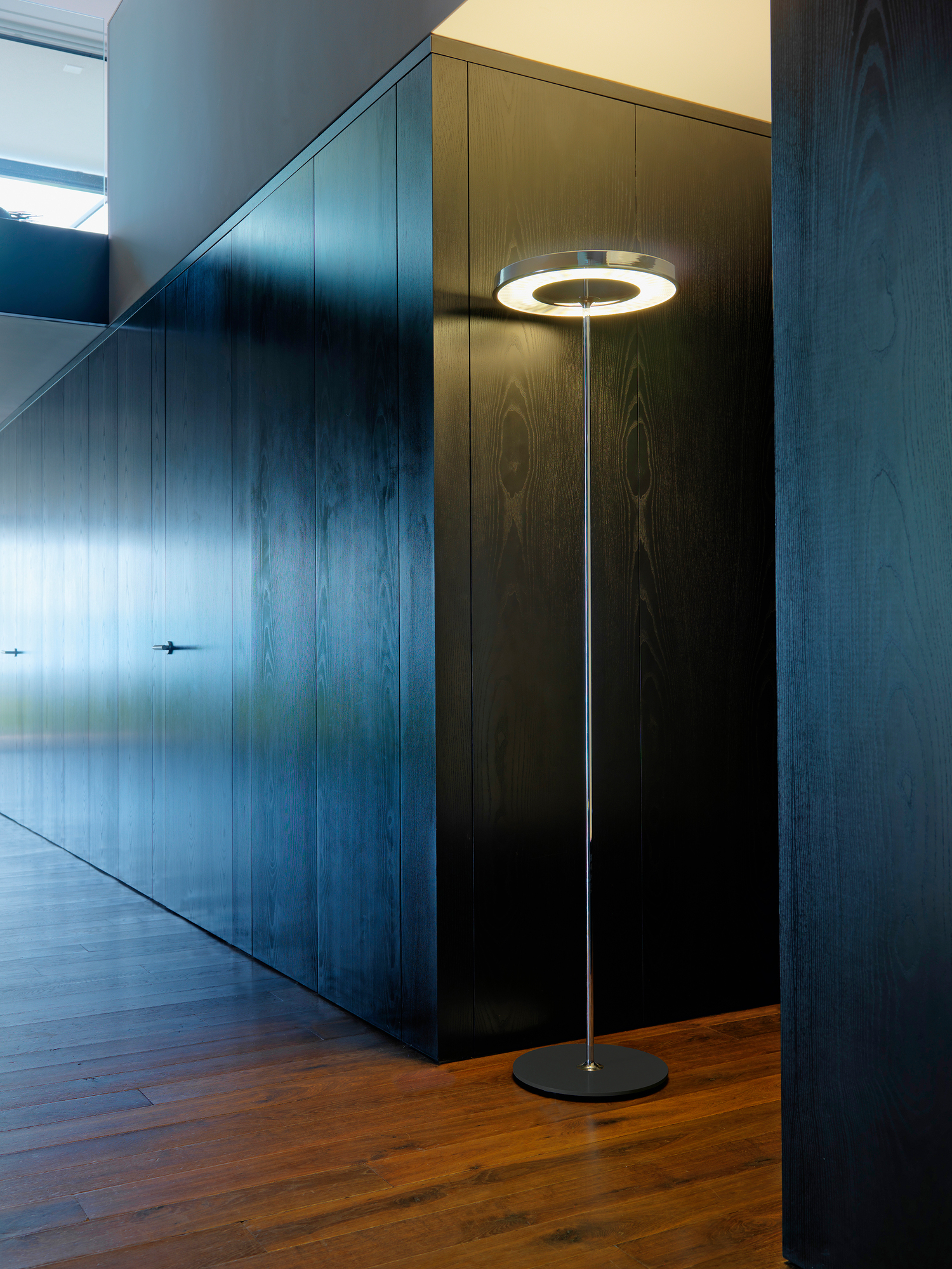 Moderne Disk Stehleuchte von Belux mit kreisförmigem Lampenschirm und schlankem, silberfarbenem Gestell.