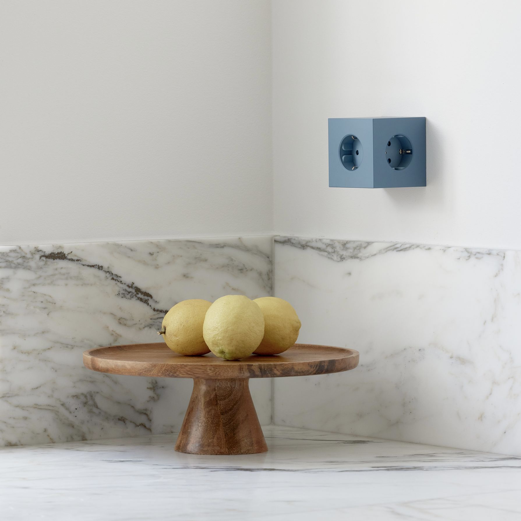 Blauer Avolt Square 2 Steckdosenwürfel mit USB-C an der Wand. Design-Steckdose.