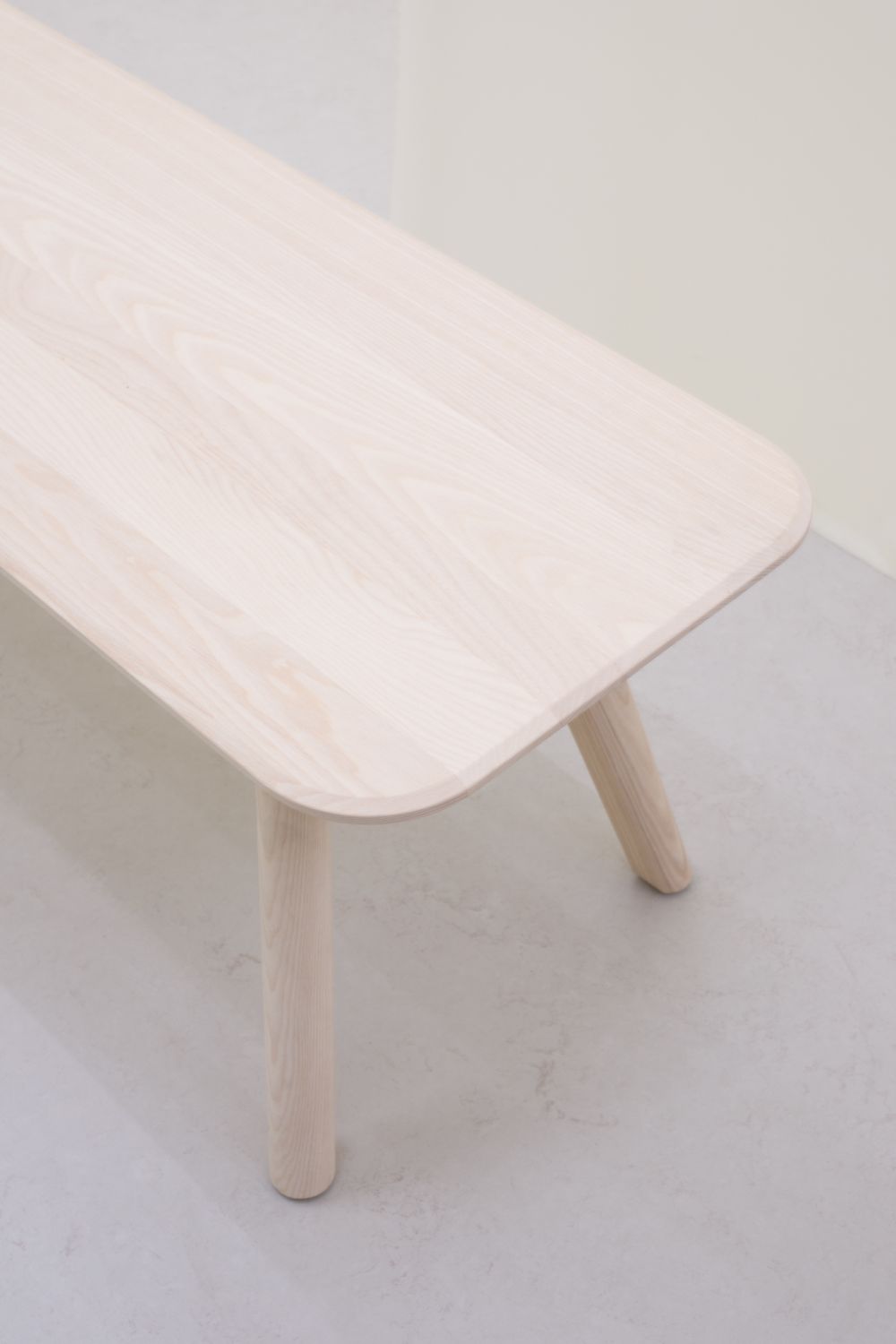 MEYER Bank aus Esche, gewachst mit Weißpigment. Moderne Holzbank für Esszimmer oder Flur.