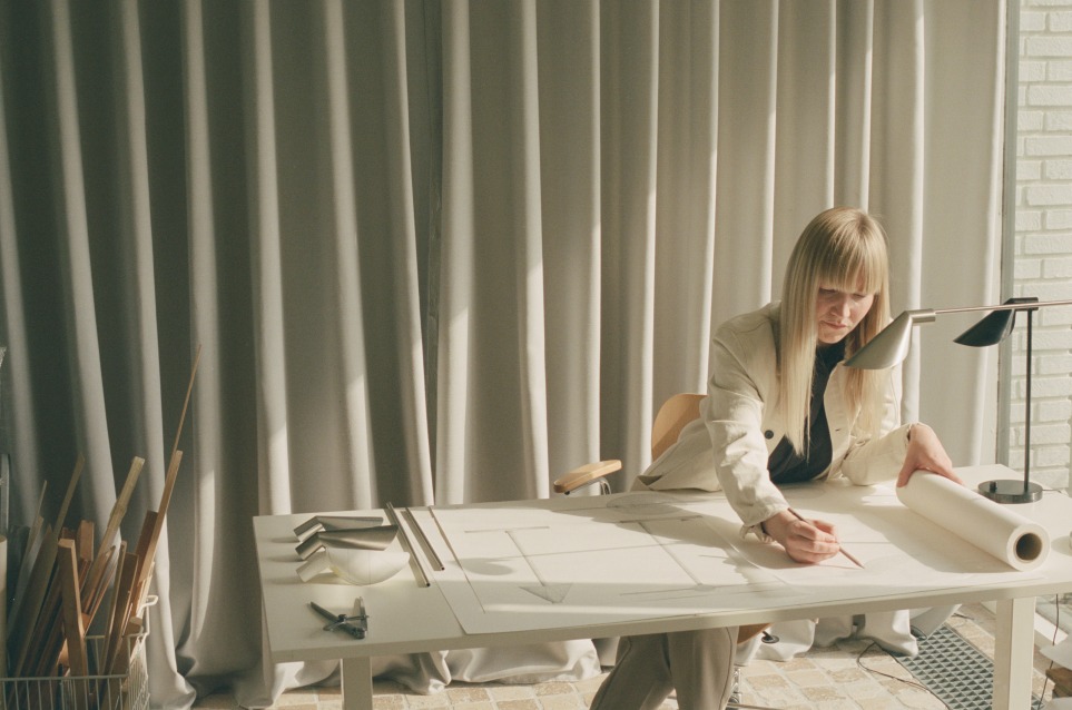 Frau arbeitet unter einer MS Tischleuchte von Fritz Hansen, Aluminium PVD schwarz.