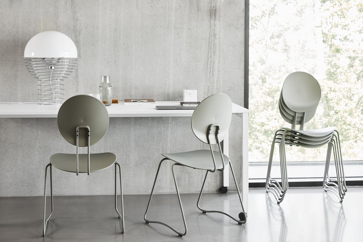 Panton Move Table von Verpan mit Stühlen und Lampe in einem modernen Büro.