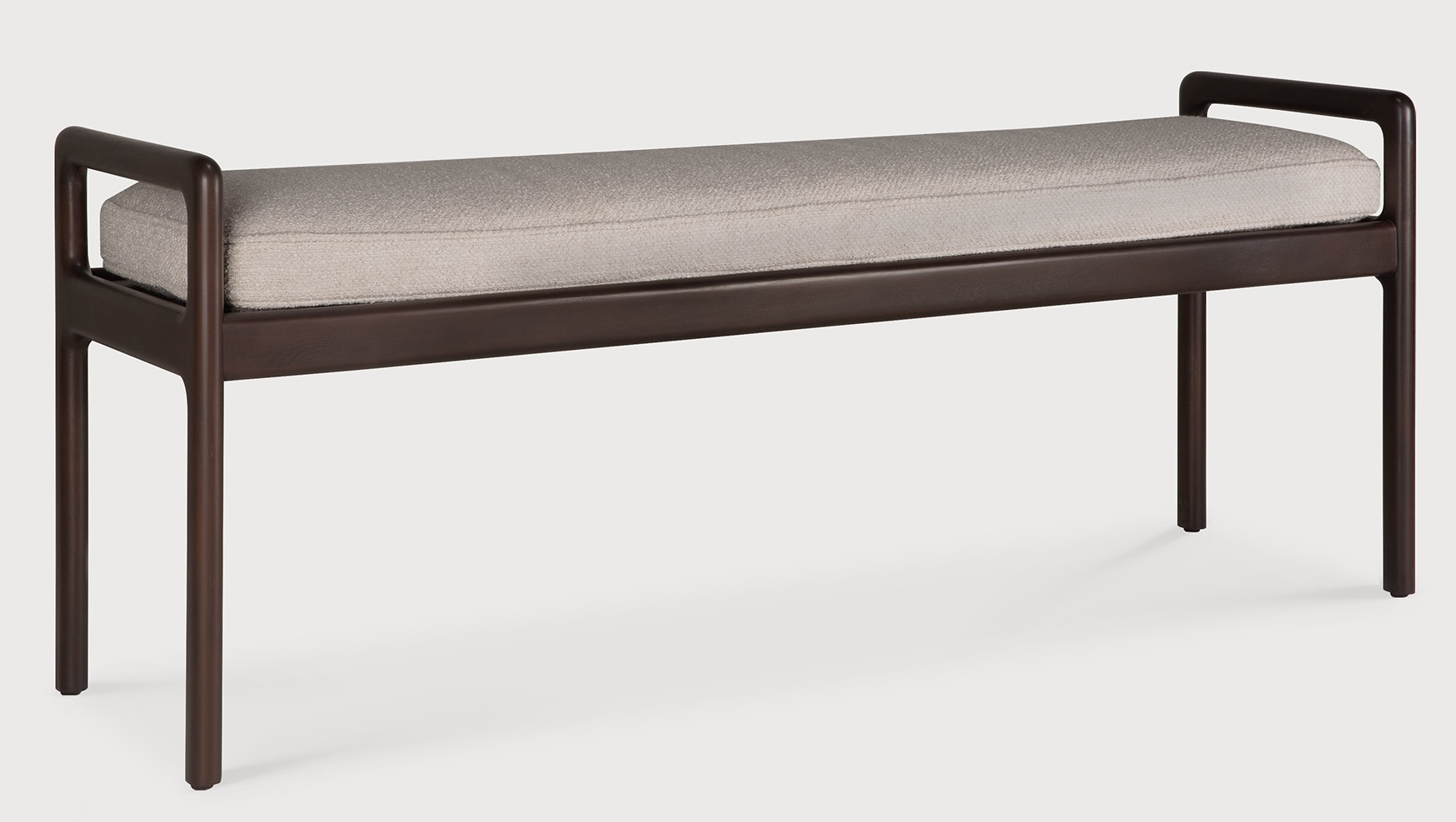 Jack Bank von Ethnicraft mit Armlehnen und Sitzpolster in Elfenbein.