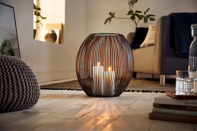 Louisiana Windlicht von Philippi, großes Deko Windlicht aus Metall mit Kerzen im Wohnzimmer.