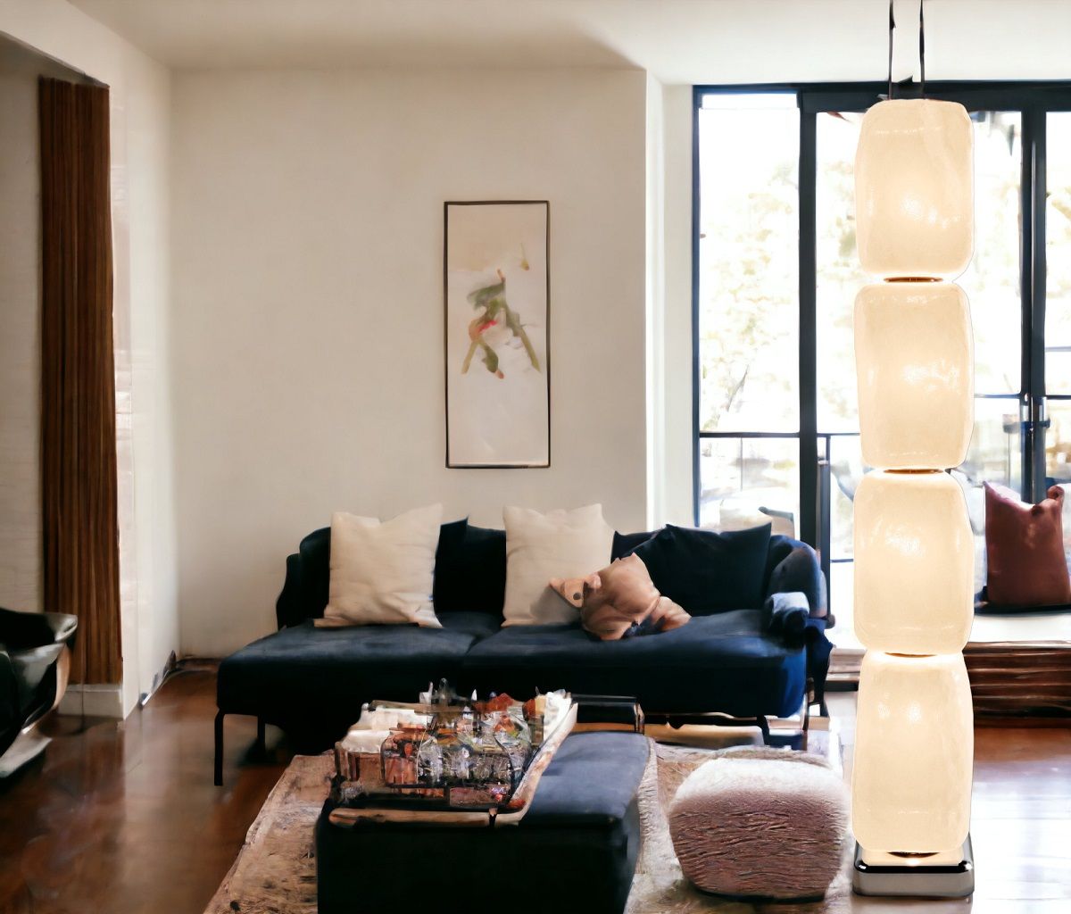 Cassina Stehleuchte Wax Stone Light im Wohnzimmer, moderne Innenarchitektur mit Sofa und Fenster.