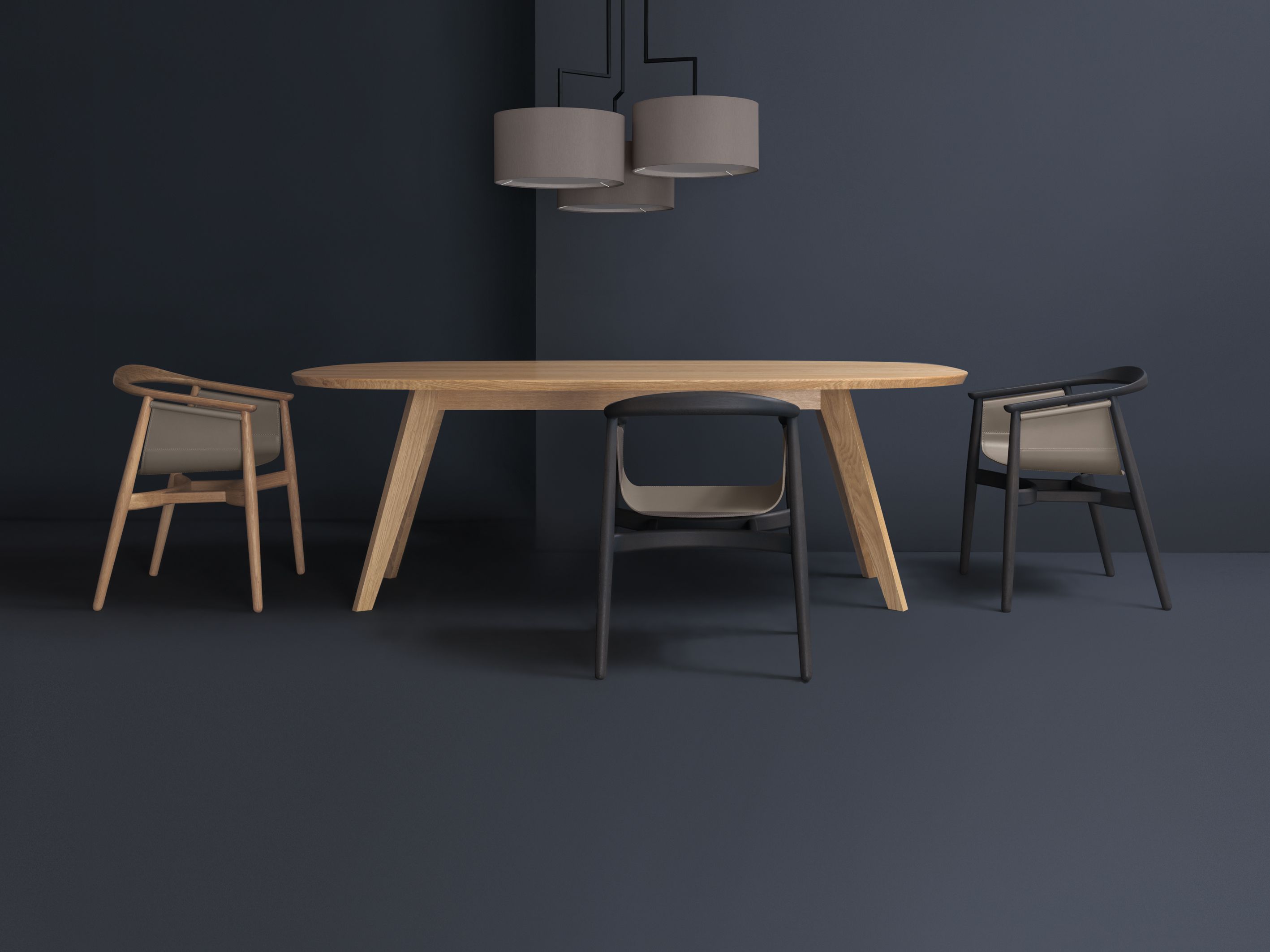 CENA Tisch oval aus Holz mit Stühlen und Lampen vor dunklem Hintergrund.