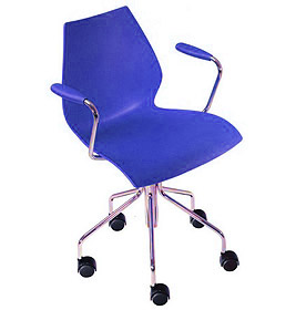 Blauer Maui Drehstuhl von Kartell mit Armlehnen und Gasfeder auf Rollen. Bürostuhl für modernes Arbeiten.