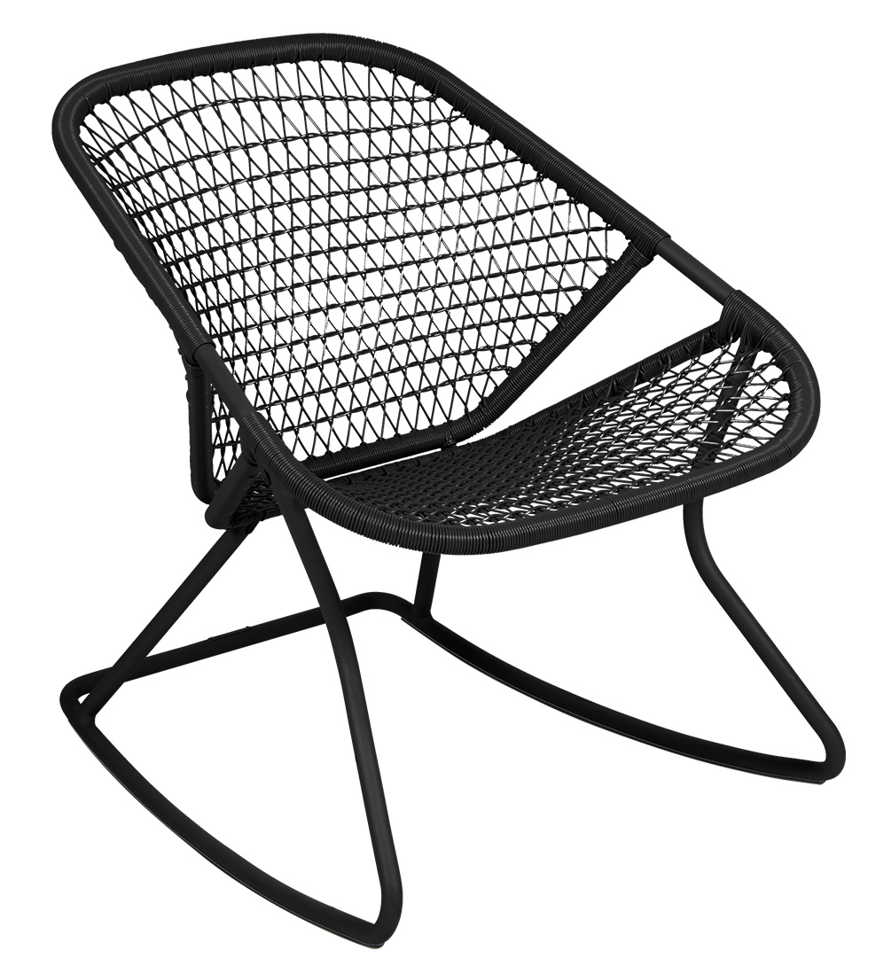 Schwarzer Sixties Schaukelstuhl von Fermob für den Outdoor-Bereich mit filigranem, geflochtenem Design.