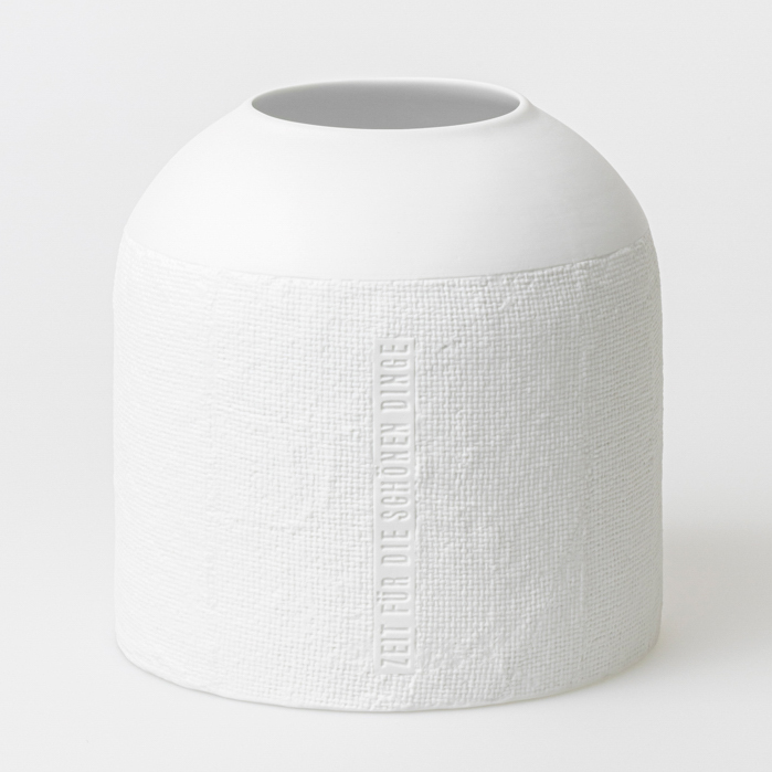 Weiße Formsprache Vase von Räder mit Textur und Aufschrift "Zeit für die schönen Dinge".
