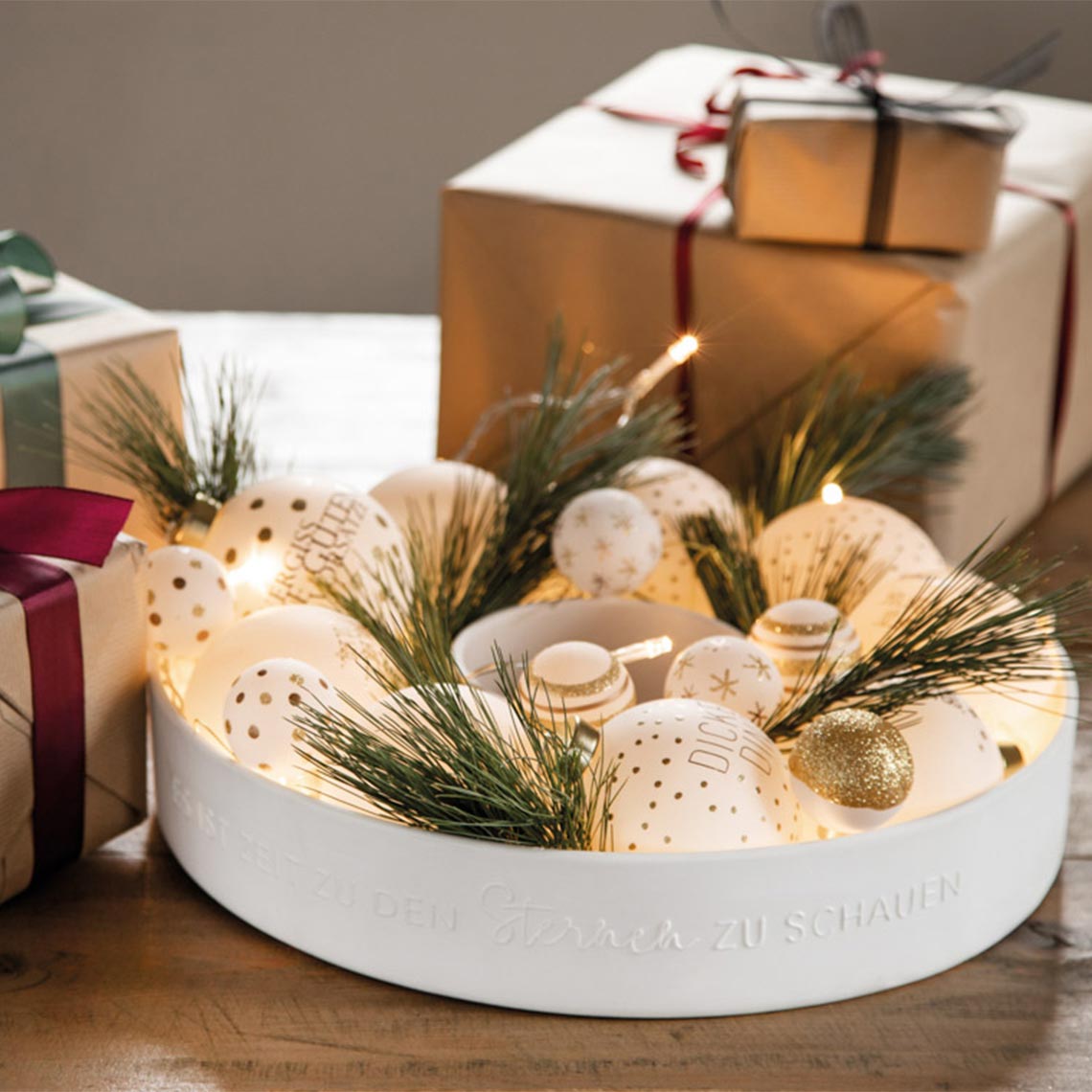 Weihnachtliche Porzellanschale "Nimm Dir Zeit zum Träumen" von Räder mit Kugeln, Lichterkette und Tannenzweigen. Dekorative Adventsschale.