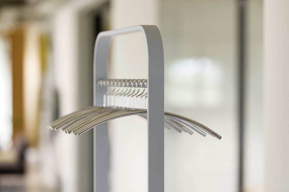 Detailaufnahme der Focus Standgarderobe von Cascando mit eleganten, gebogenen Kleiderbügeln und minimalistischem Design.
