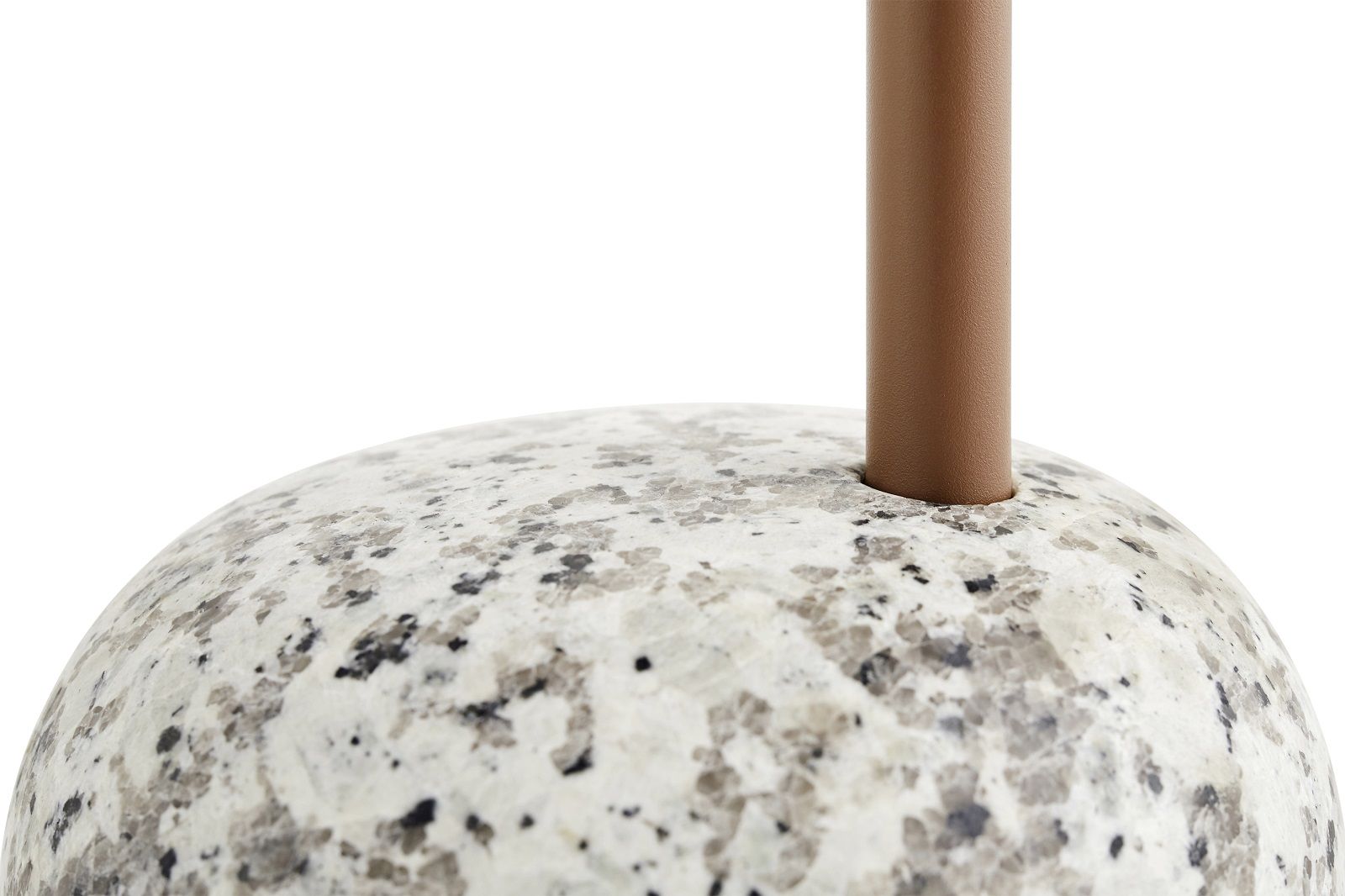 Detailaufnahme des Bowler Side Table von Hay: Marmorierter Sockel und braune Stange. Beistelltisch für moderne Wohnräume.