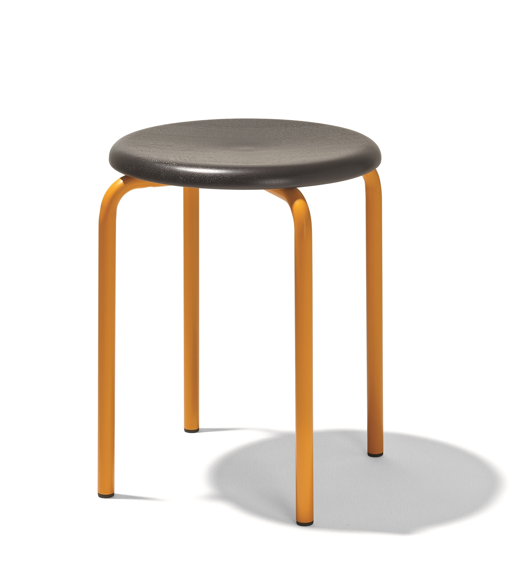 Tom Stapelhocker von Richard Lampert, Sitzfläche schwarz, Gestell narzissengelb, moderner Hocker für Küche und Wohnzimmer.