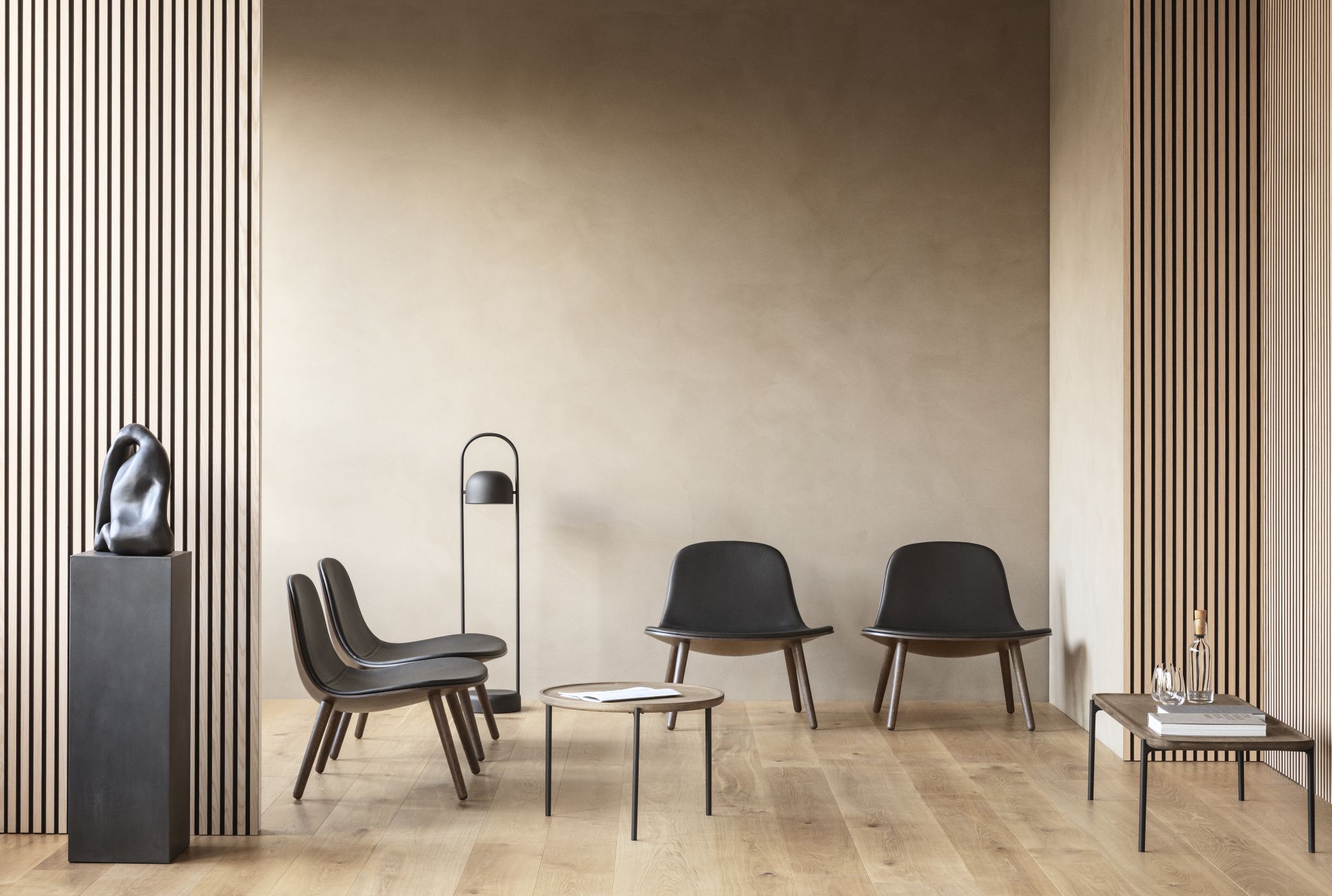 Quay Stehleuchte von Eva Solo im minimalistischen Wohnzimmer mit Designermöbeln und Holzboden.