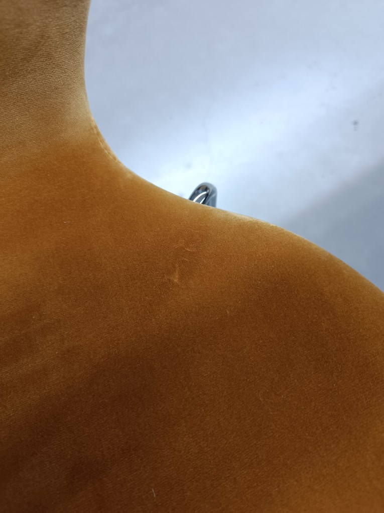 Detailaufnahme: Series 7 Stuhl mit Samtbezug in Ocker und Chromgestell.
