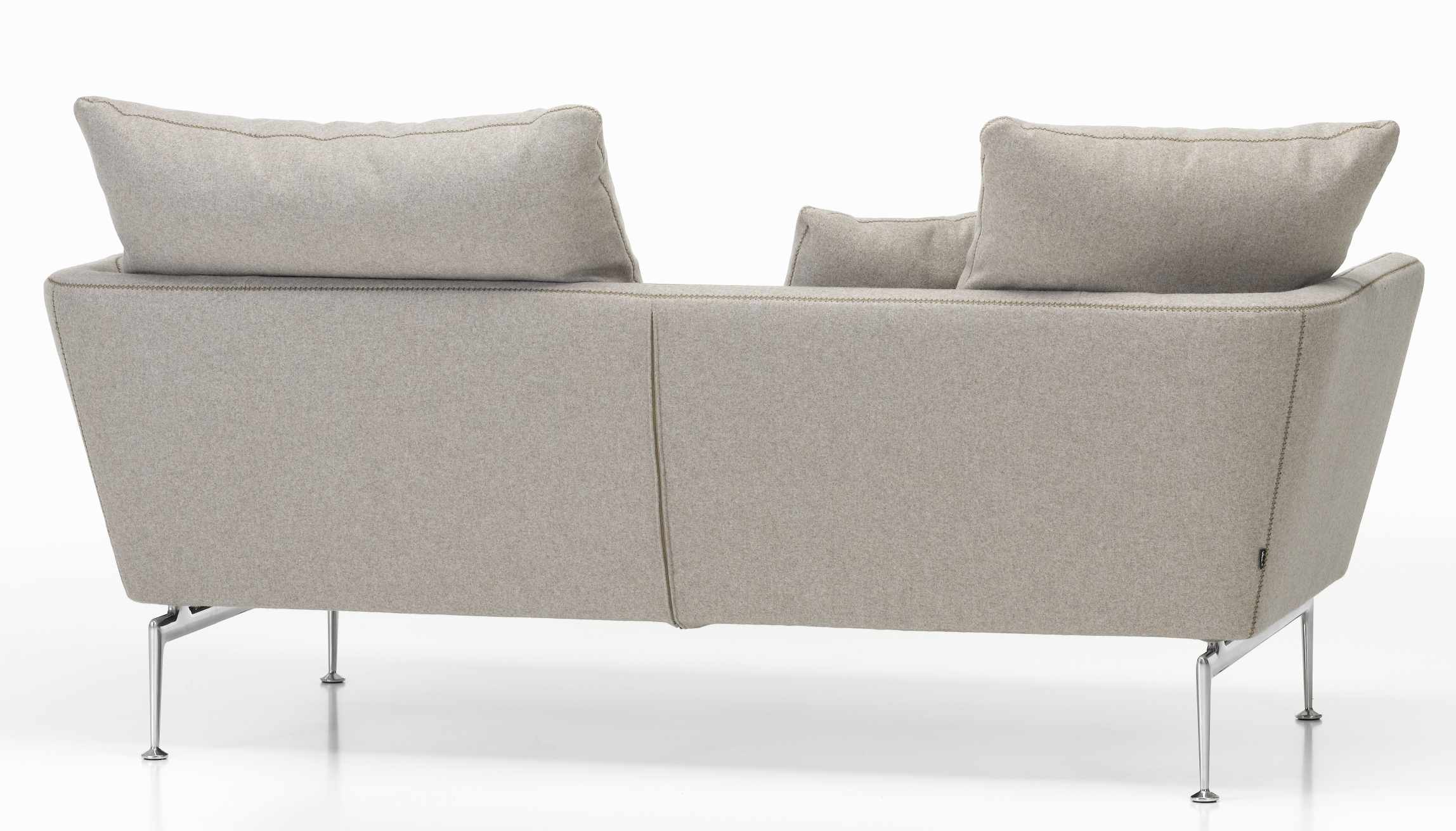 Rückansicht des Suita Sofas von Vitra, ein graues 2-Sitzer Sofa mit Kissen.