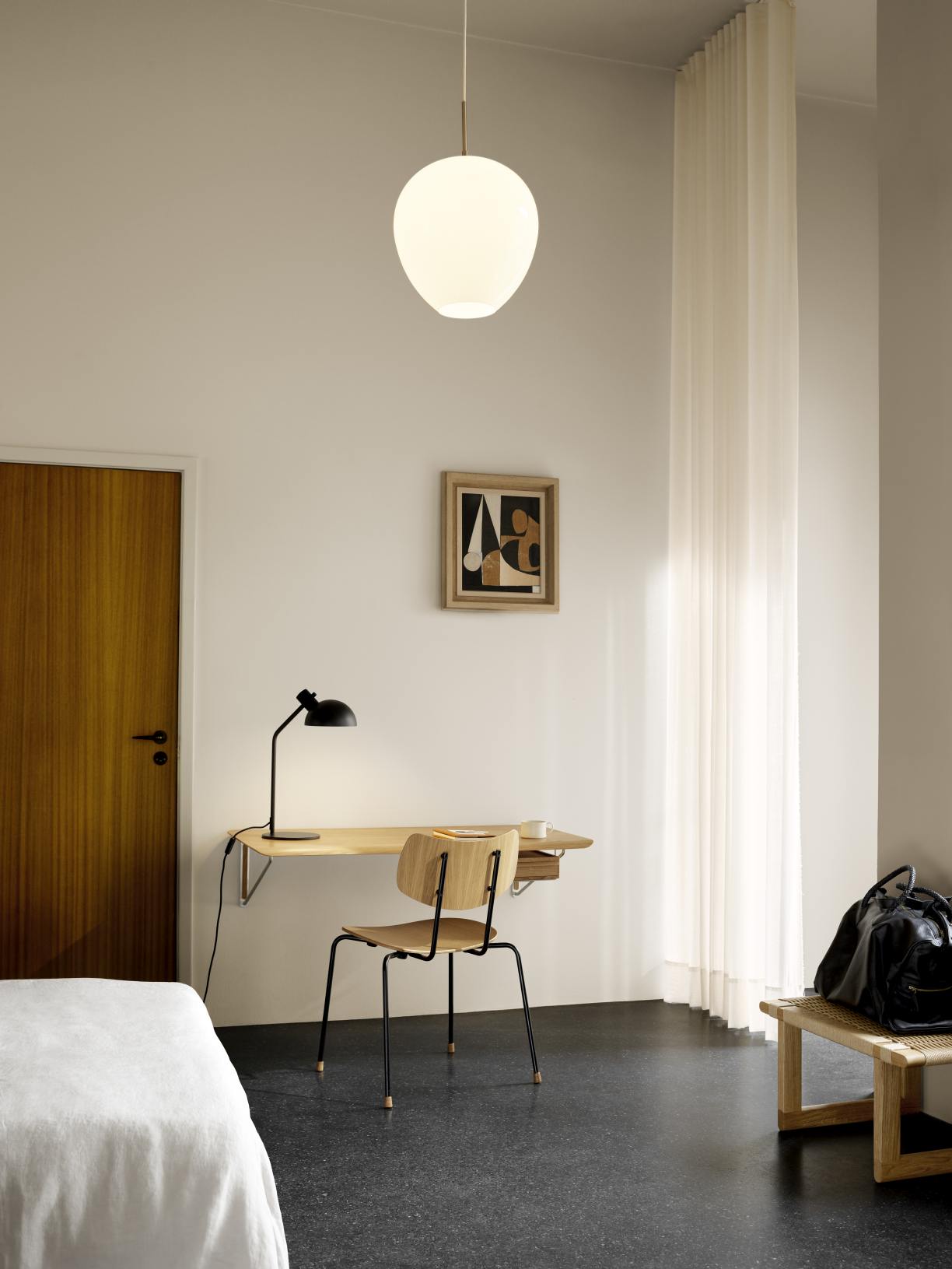 AB019 Wandschreibtisch von Carl Hansen & Søn: Eiche lackiert, minimalistisches Design für modernes Homeoffice.
