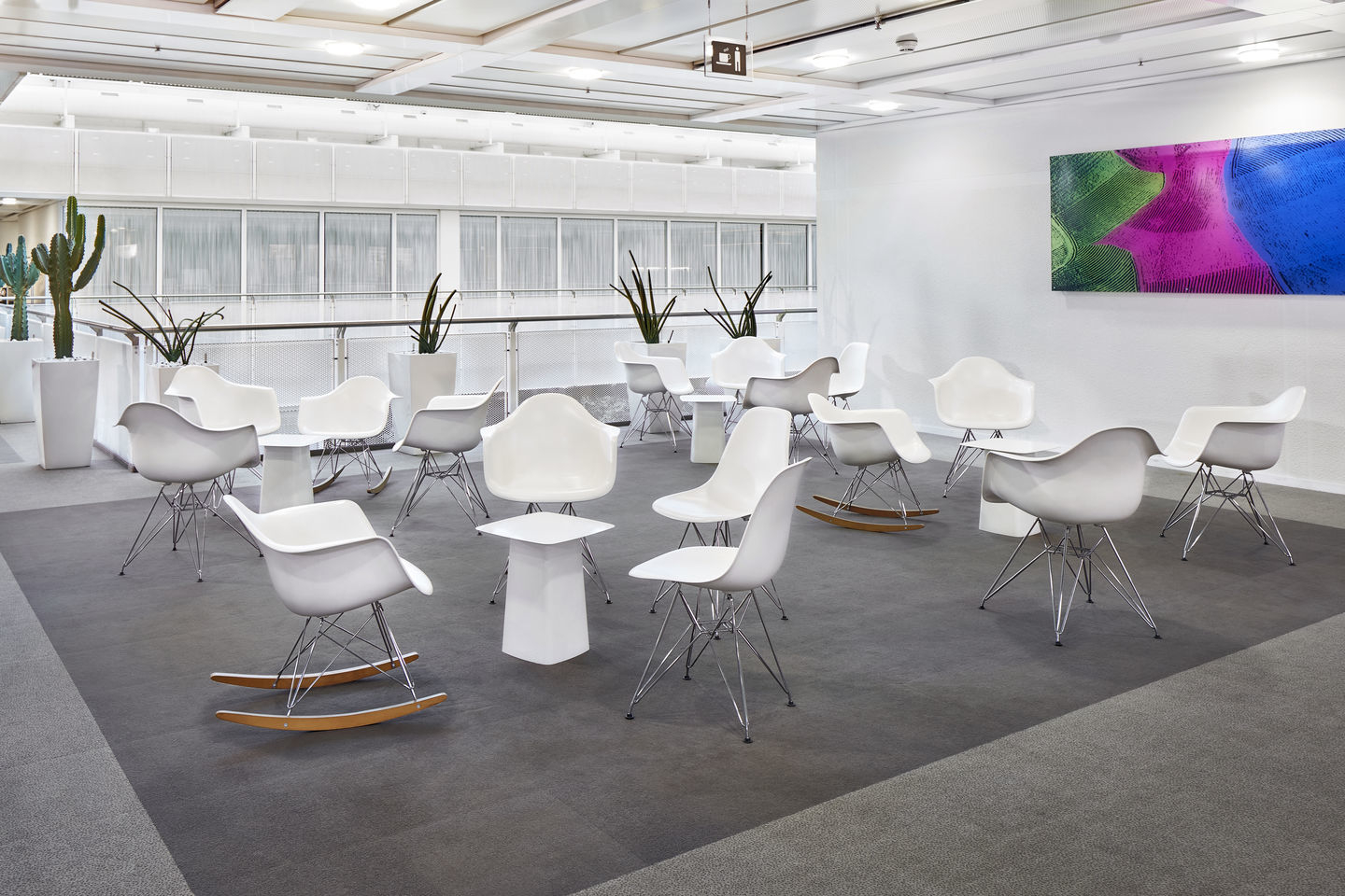 Aktion: Vitra Eames Plastic Side Chair DSR Stuhl im 4er Set, weiße Sitzschalen, Chromgestell.