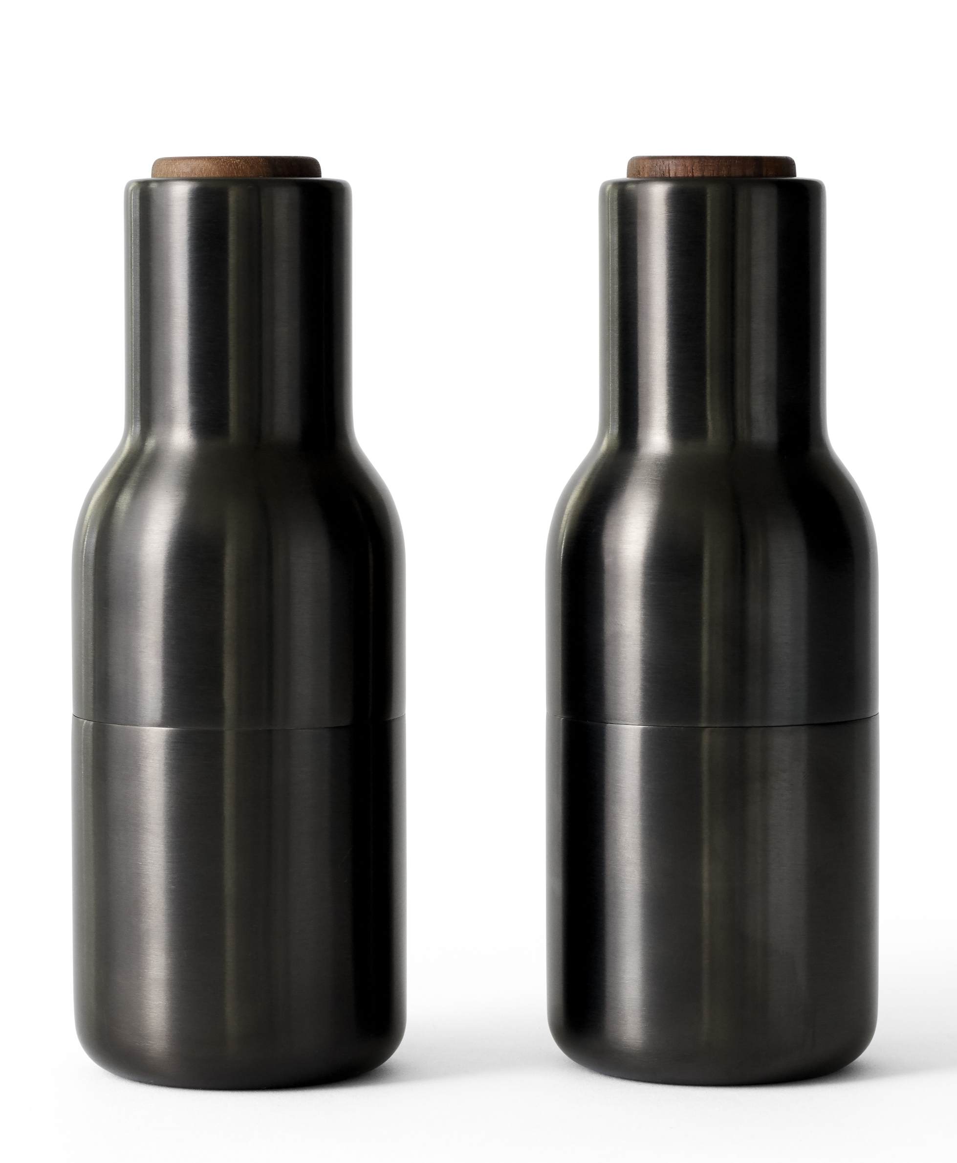 Zwei Bottle Grinders von Audo in bronziertem Messing mit Walnuss-Aufsatz für Salz und Pfeffer.