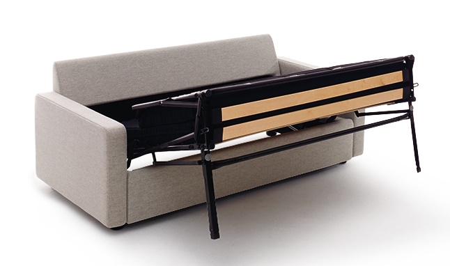 Conseta Schlafsofa von Cor, ausgeklappt mit Lattenrost und Metallgestell, hellgrauer Bezug. Schlafgelegenheit für Gäste.