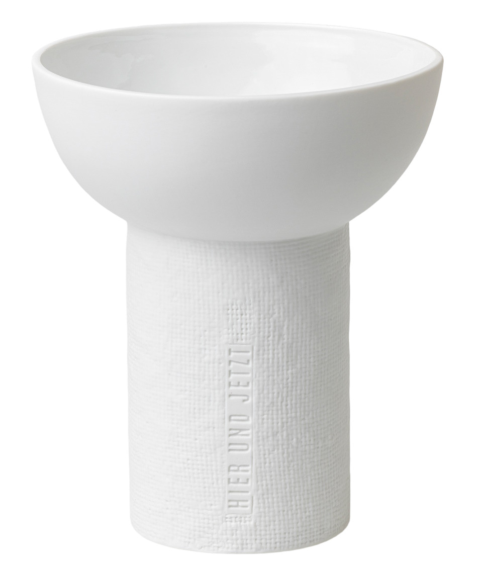 Weiße Formsprache Vase "Hier und Jetzt" von Räder mit zylindrischem Fuß und halbkugelförmigem Aufsatz.