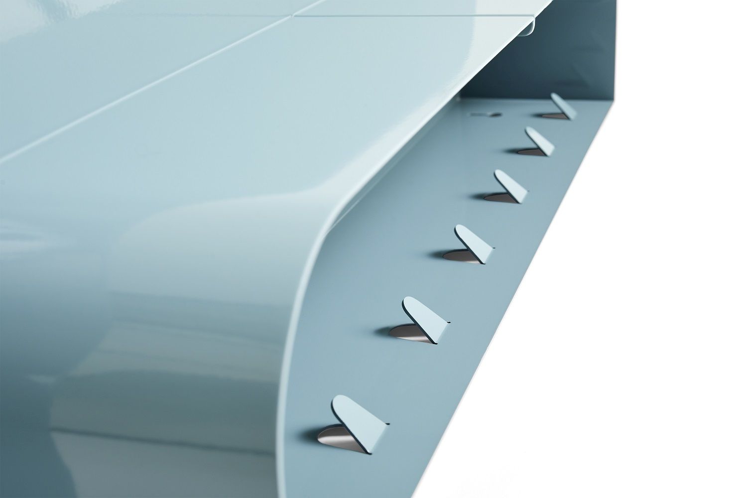 Nahaufnahme des hellblauen Hay Korpus Wandregals mit sieben Haken für Jacken und Accessoires.