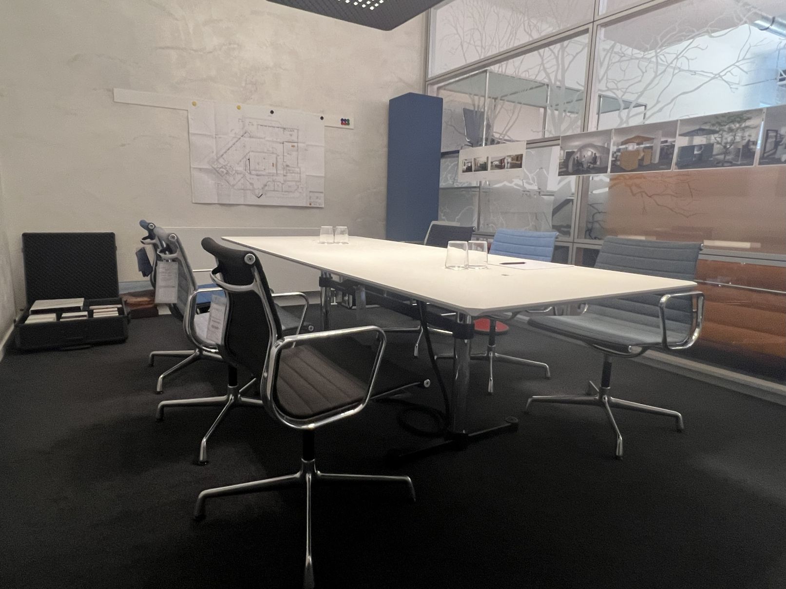 USM & Vitra Eames Aluminium Chair Besprechungskombination AUSSTELLUNGSSTÜCK / GEBRAUCHTMÖBEL