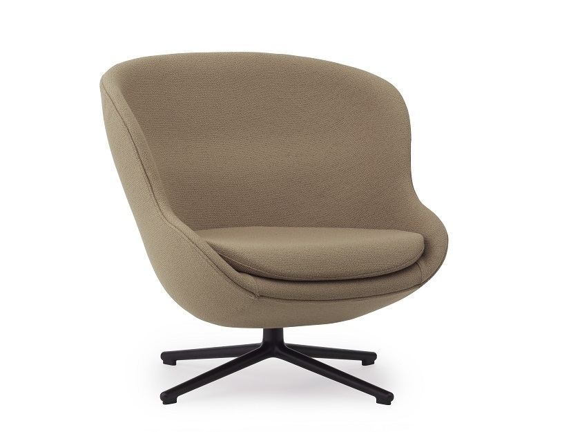 Beiger Hyg Lounge Chair von Normann Copenhagen mit schwarzem Drehgestell. Moderner Sessel für Wohnzimmer.