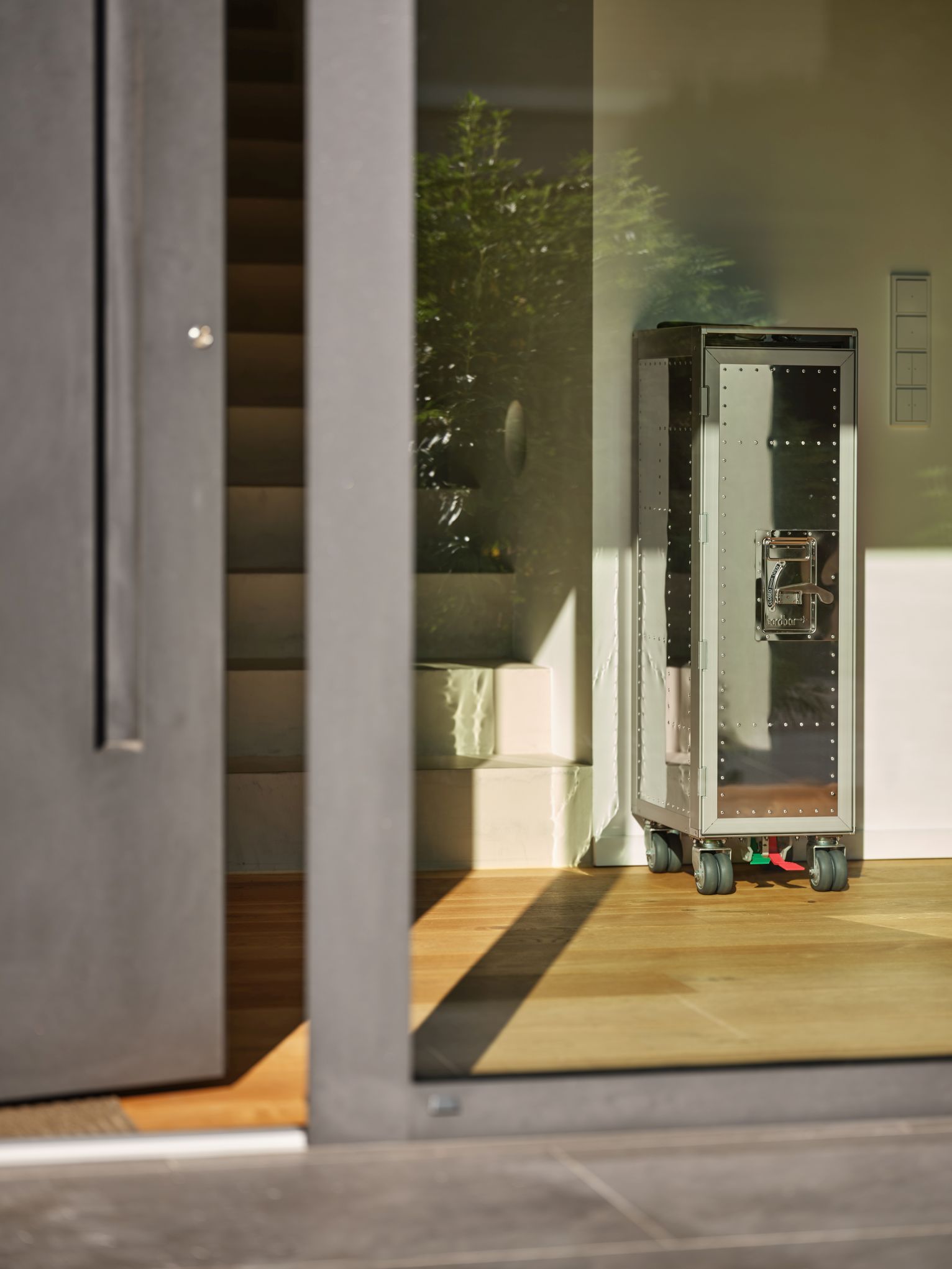 Rivet Rocker Flugzeugtrolley mit Fenster als Bordbar im modernen Ambiente. Praktisch und stilvoll.
