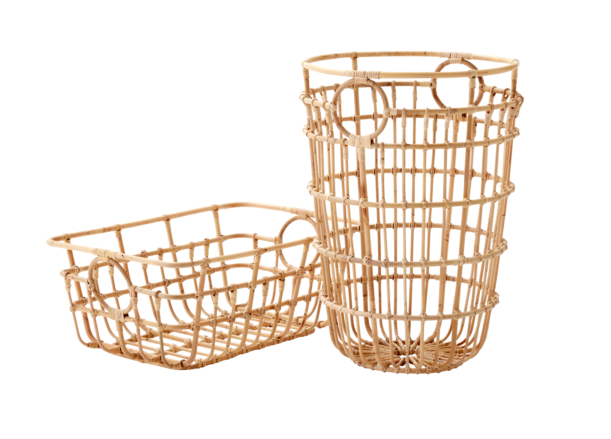 Carry Me Korb von Cane-Line: Zwei handgefertigte Rattan-Körbe in verschiedenen Größen, natürlich und dekorativ.