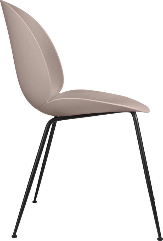 Beige Beetle Chair von Gubi, ungepolsterter Esszimmerstuhl mit konischem, schwarzem Metallgestell.