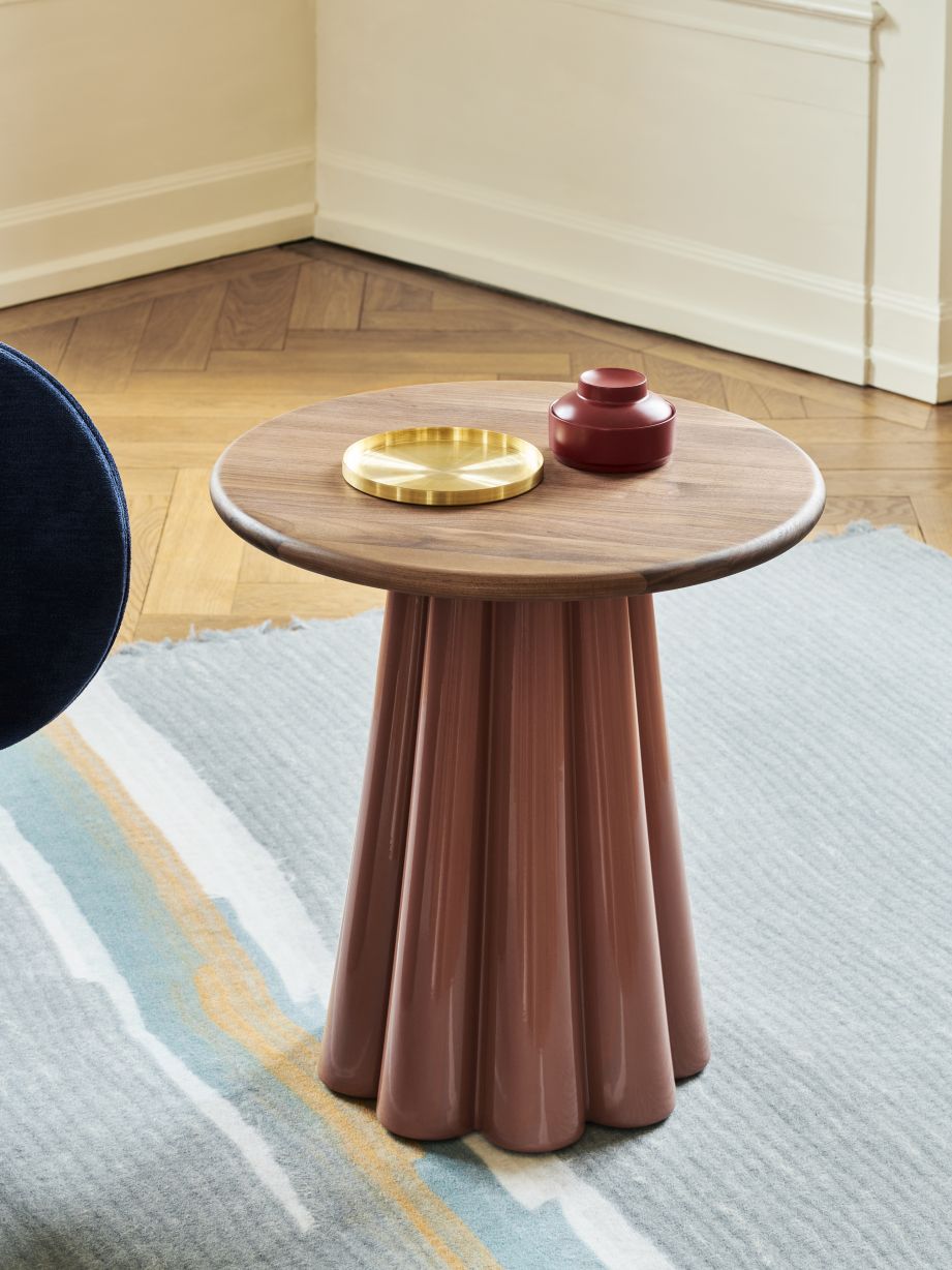 Bromo Beistelltisch mit Holzplatte und geriffeltem, rosafarbenem Sockel. Kleiner, runder Tisch für Wohnzimmer und Schlafzimmer.