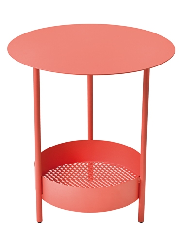Korallfarbener Salsa Outdoor Beistelltisch von Fermob mit runder Tischplatte und Ablagefläche aus Metallgitter.