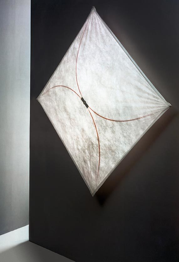 Ariette Wandleuchte von Flos, 100 cm, quadratisch, mit feinem, weißem Stoff und roten Akzenten.