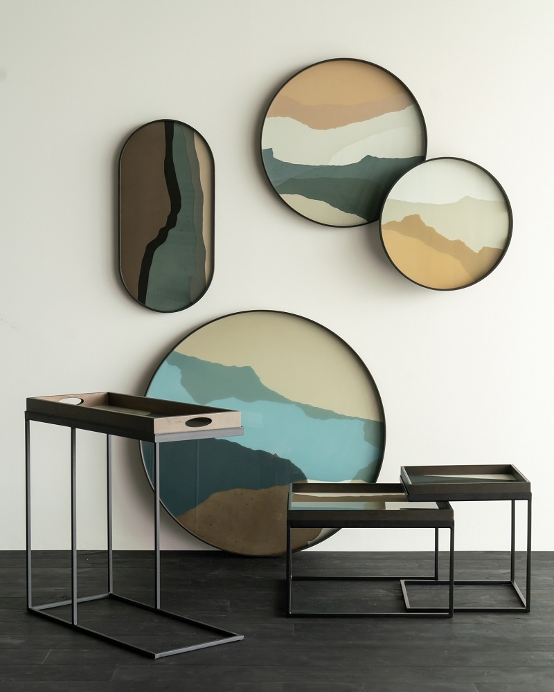 Ethnicraft Tray Tablett für quadratischen Couchtisch, Glasplatte mit abstraktem Design, modernes Wohnzimmer-Interieur mit Beistelltischen.