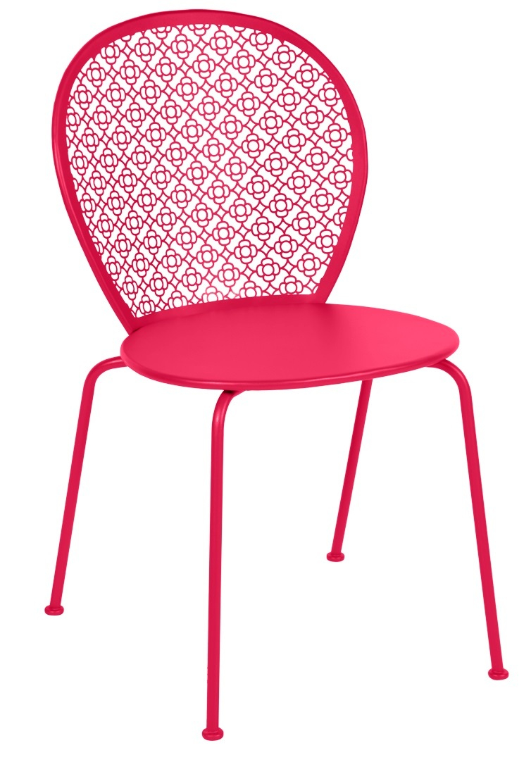 Pinker Lorette Stuhl von Fermob für den Garten oder die Terrasse mit filigranem Muster.